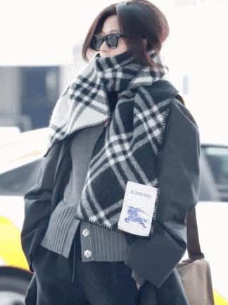 汤唯全智贤出发时装周，两人素颜出镜，汤唯一身行头8万