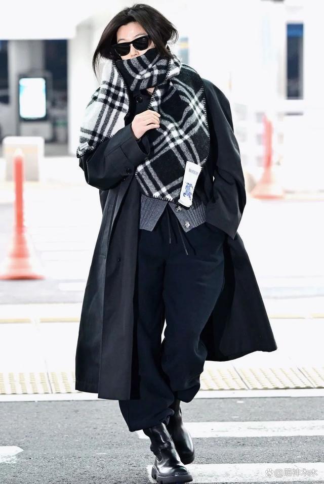 汤唯全智贤出发时装周，两人素颜出镜，汤唯一身行头8万