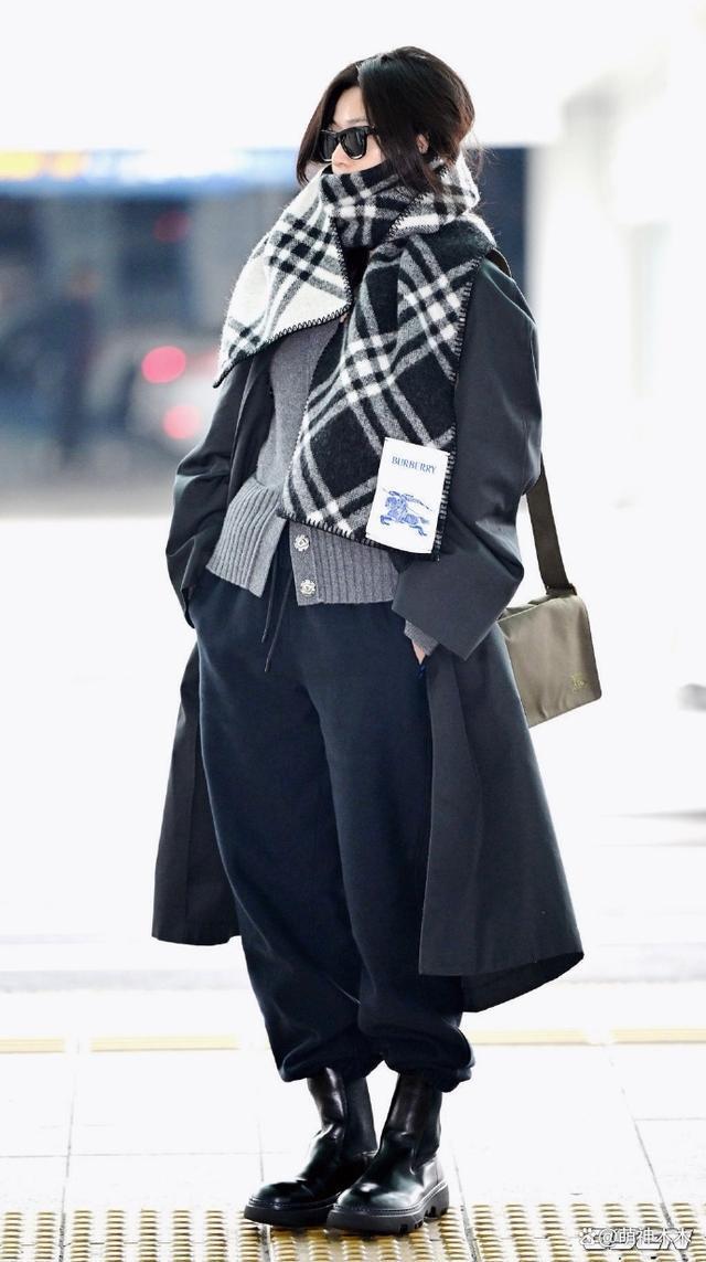 汤唯全智贤出发时装周，两人素颜出镜，汤唯一身行头8万