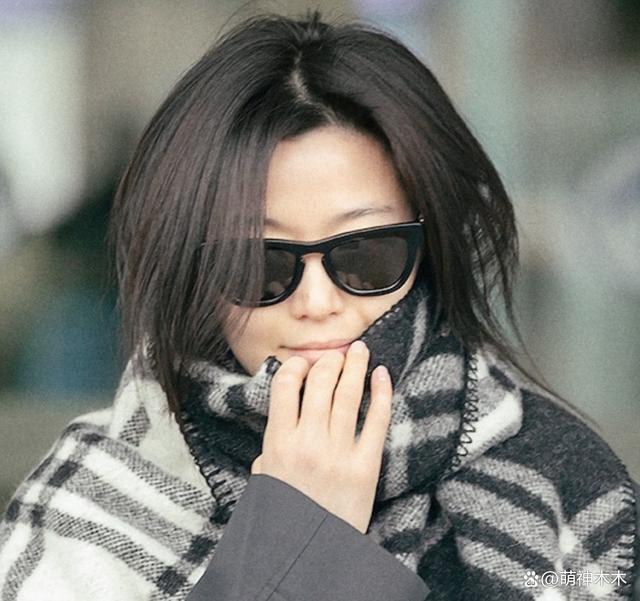 汤唯全智贤出发时装周，两人素颜出镜，汤唯一身行头8万