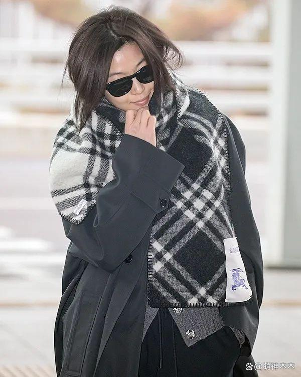 汤唯全智贤出发时装周，两人素颜出镜，汤唯一身行头8万