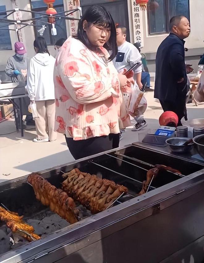 大衣哥女儿又胖了，穿睡衣上街买烤串，头发油腻没有打理