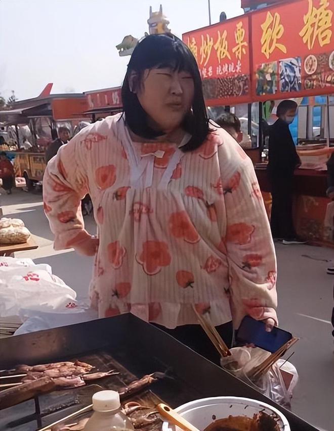 大衣哥女儿又胖了，穿睡衣上街买烤串，头发油腻没有打理