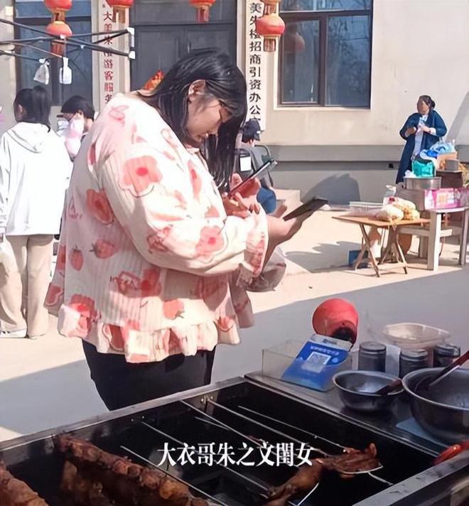 大衣哥女儿又胖了，穿睡衣上街买烤串，头发油腻没有打理