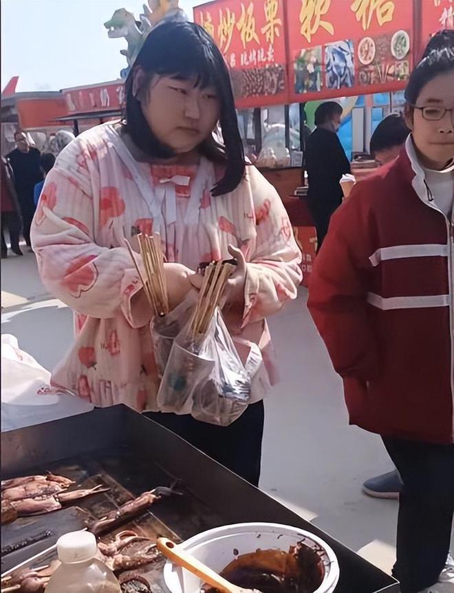 大衣哥女儿又胖了，穿睡衣上街买烤串，头发油腻没有打理