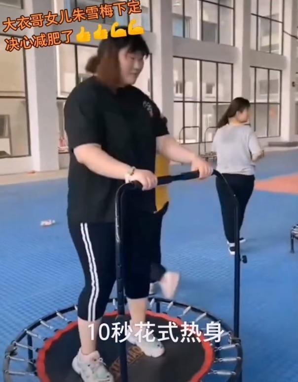 大衣哥女儿又胖了，穿睡衣上街买烤串，头发油腻没有打理