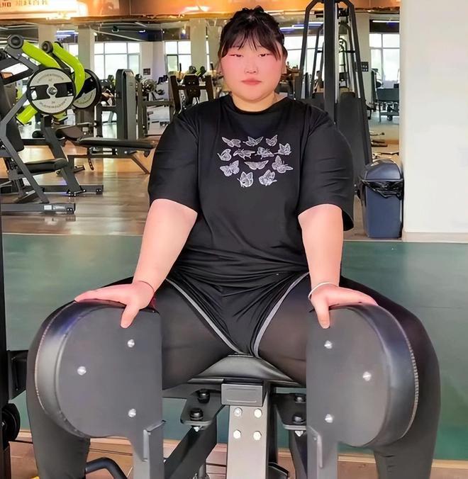 大衣哥女儿又胖了，穿睡衣上街买烤串，头发油腻没有打理