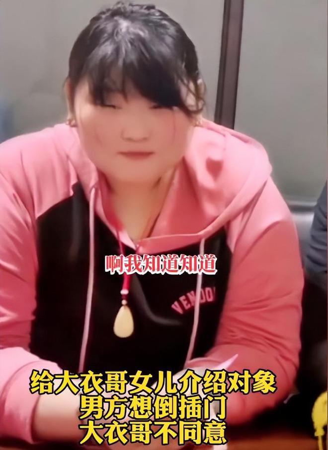 大衣哥女儿又胖了，穿睡衣上街买烤串，头发油腻没有打理