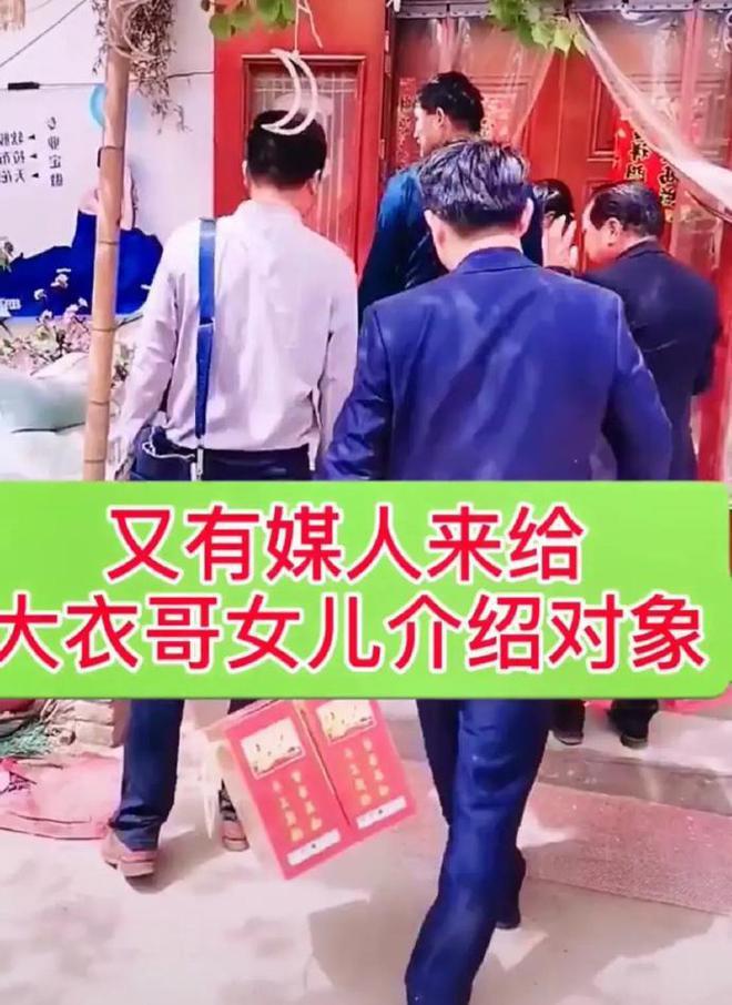 大衣哥女儿又胖了，穿睡衣上街买烤串，头发油腻没有打理