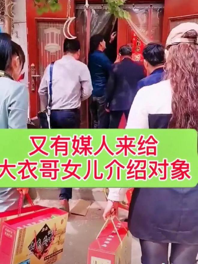 大衣哥女儿又胖了，穿睡衣上街买烤串，头发油腻没有打理