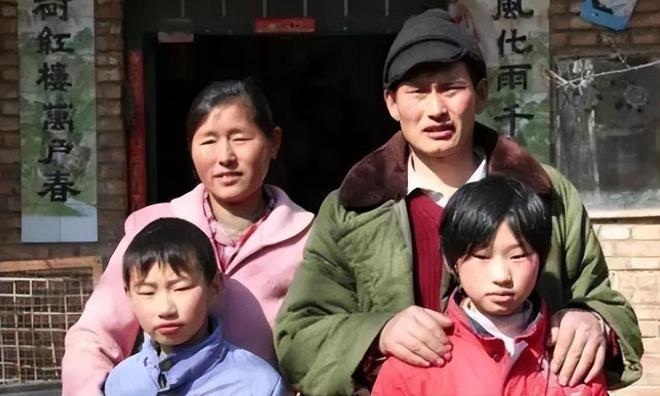 大衣哥女儿又胖了，穿睡衣上街买烤串，头发油腻没有打理
