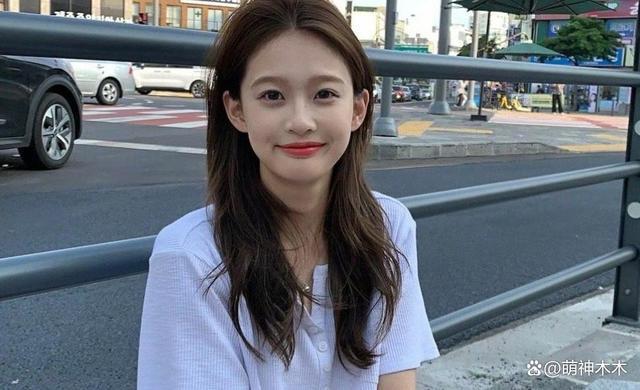 王思聪搂美女逛街，女方和前女友是闺蜜，00后女友疑似吃醋喊话