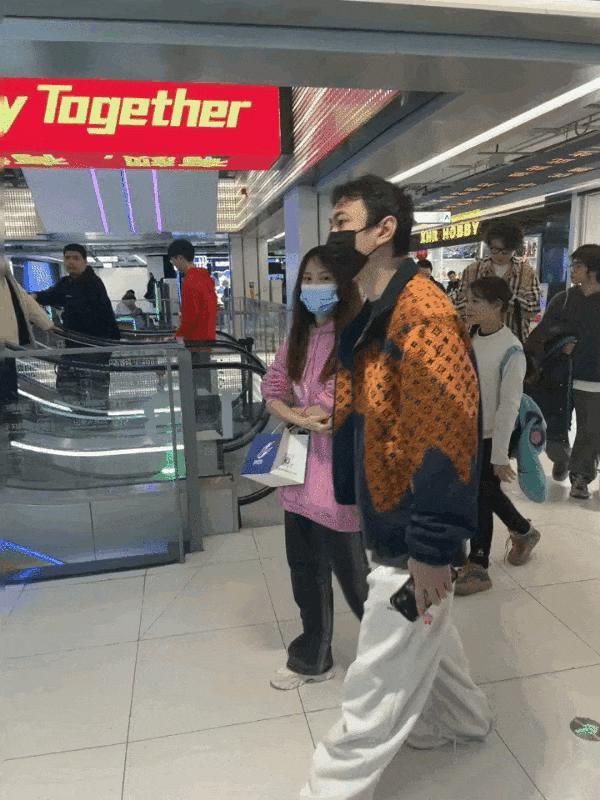 王思聪搂美女逛街，女方和前女友是闺蜜，00后女友疑似吃醋喊话