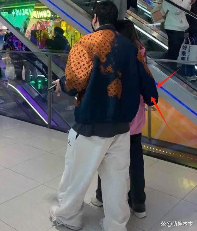 王思聪搂美女逛街，女方和前女友是闺蜜，00后女友疑似吃醋喊话