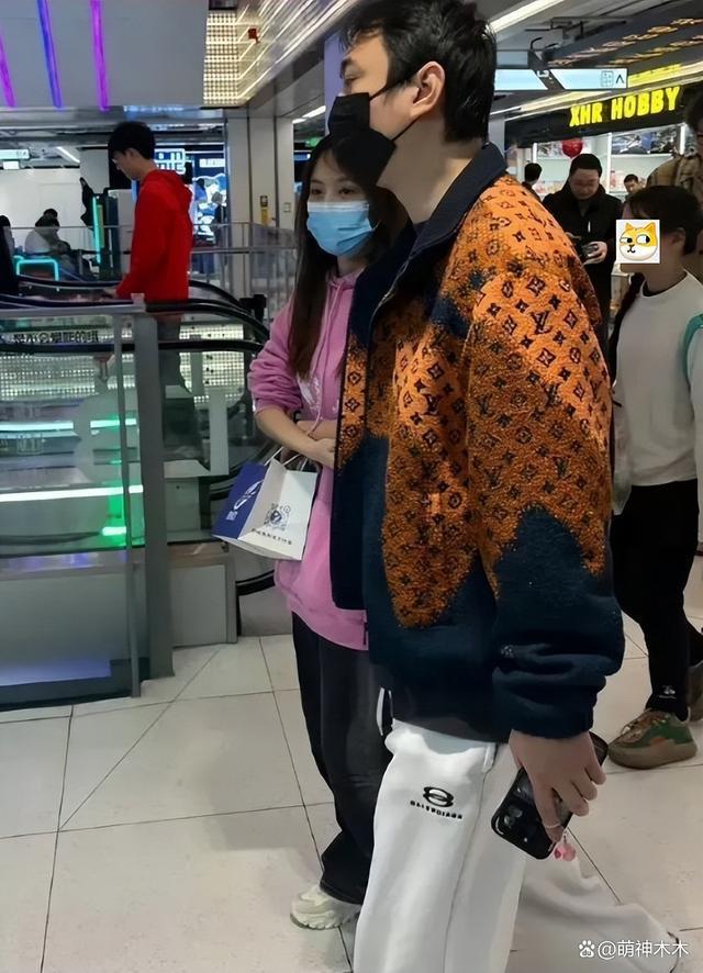 王思聪搂美女逛街，女方和前女友是闺蜜，00后女友疑似吃醋喊话