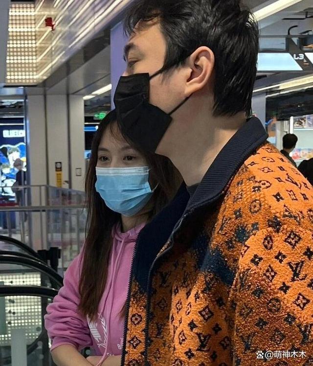 王思聪搂美女逛街，女方和前女友是闺蜜，00后女友疑似吃醋喊话