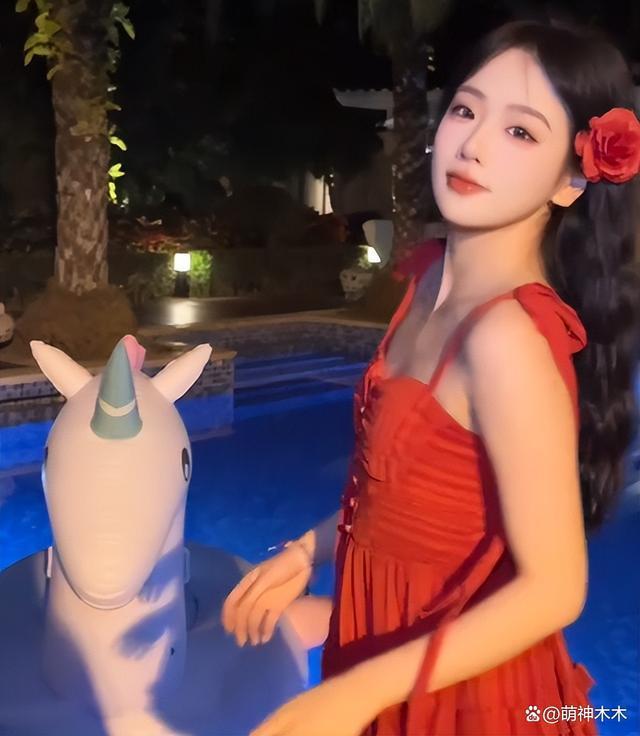 王思聪搂美女逛街，女方和前女友是闺蜜，00后女友疑似吃醋喊话