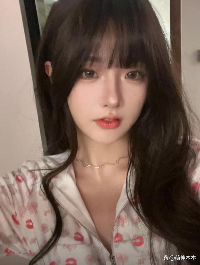 王思聪搂美女逛街，女方和前女友是闺蜜，00后女友疑似吃醋喊话