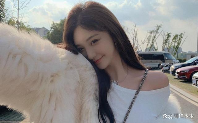 王思聪搂美女逛街，女方和前女友是闺蜜，00后女友疑似吃醋喊话