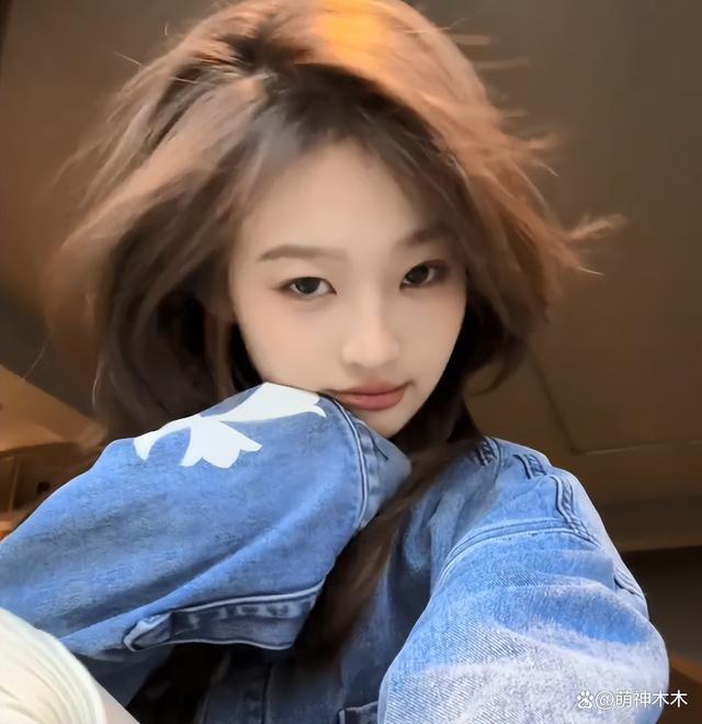 王思聪搂美女逛街，女方和前女友是闺蜜，00后女友疑似吃醋喊话