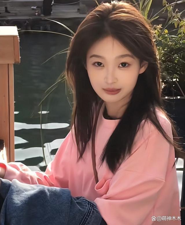 王思聪搂美女逛街，女方和前女友是闺蜜，00后女友疑似吃醋喊话