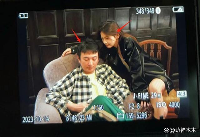 王思聪搂美女逛街，女方和前女友是闺蜜，00后女友疑似吃醋喊话