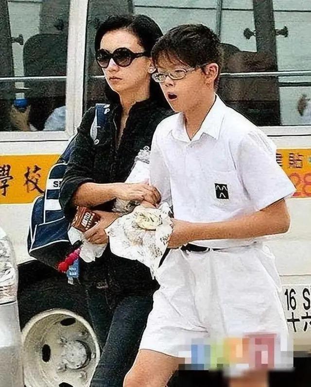 59岁曾华倩，情人节想念初恋梁朝伟，隔空示爱？