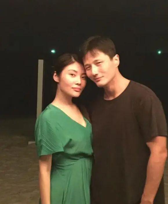 “椰树女神”徐冬冬官宣订婚秀钻戒！将在哈尔滨办流水席