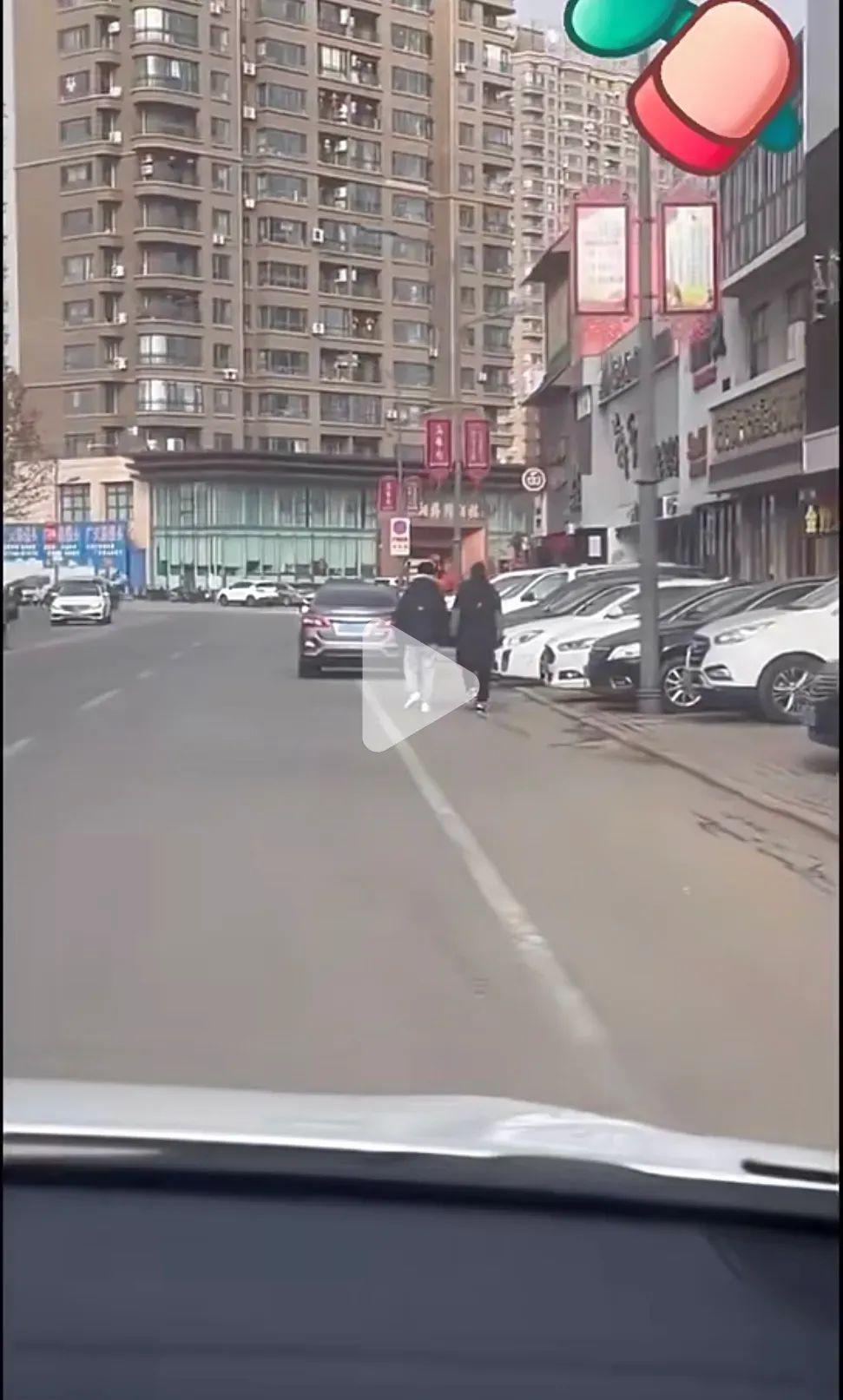 李易峰逛超市，被疑穿补丁袄子，走大街上已经认不出