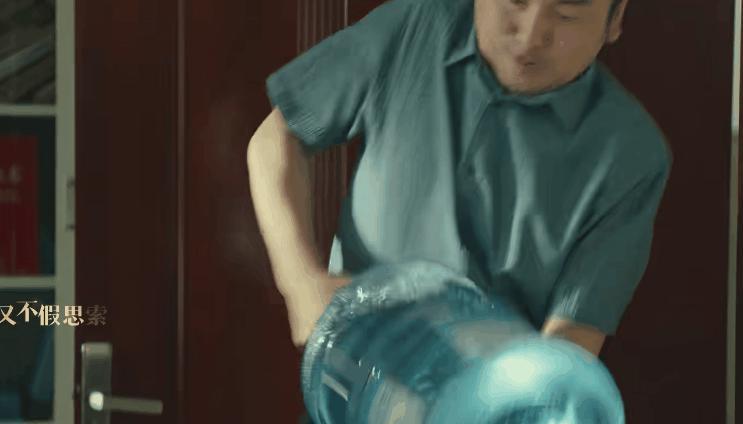 第二十条：全员演技过关，唯有一人是败笔，演得像AI机器人