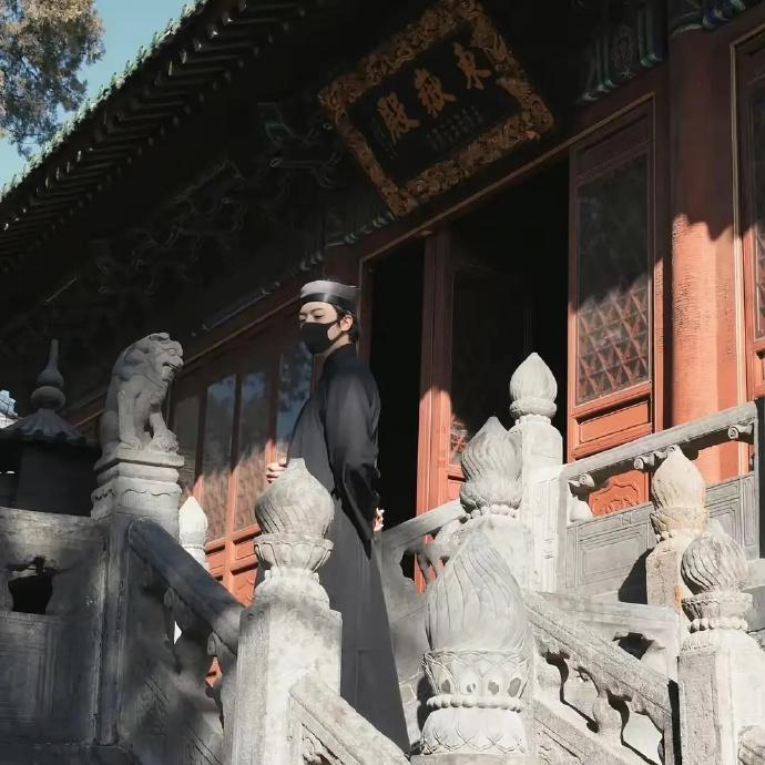 出道了？不，出家了…