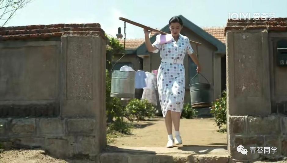 再看《父母爱情》才懂，安杰去担水，特意换裙子高跟鞋的原因？