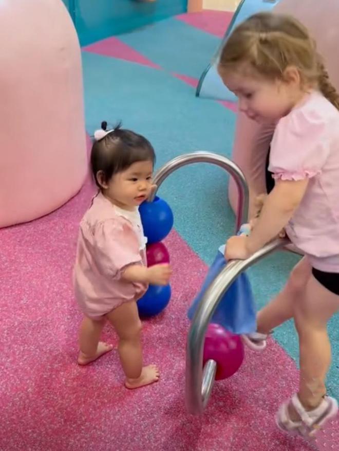 程晓玥9个月女儿已会走路，能听懂英文，与外国小朋友互动超有爱