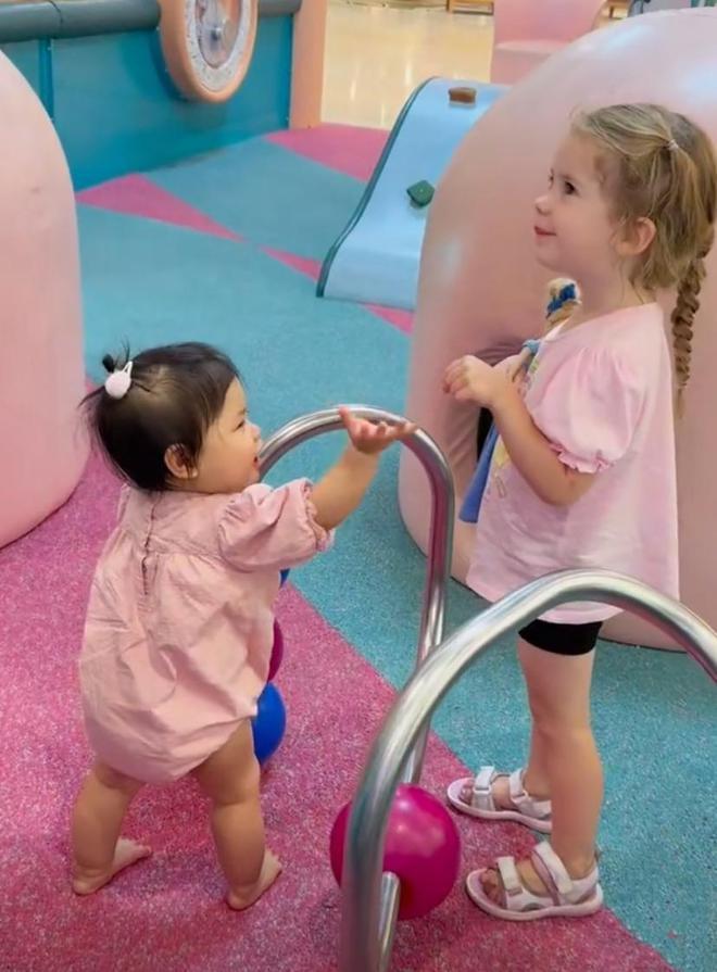 程晓玥9个月女儿已会走路，能听懂英文，与外国小朋友互动超有爱