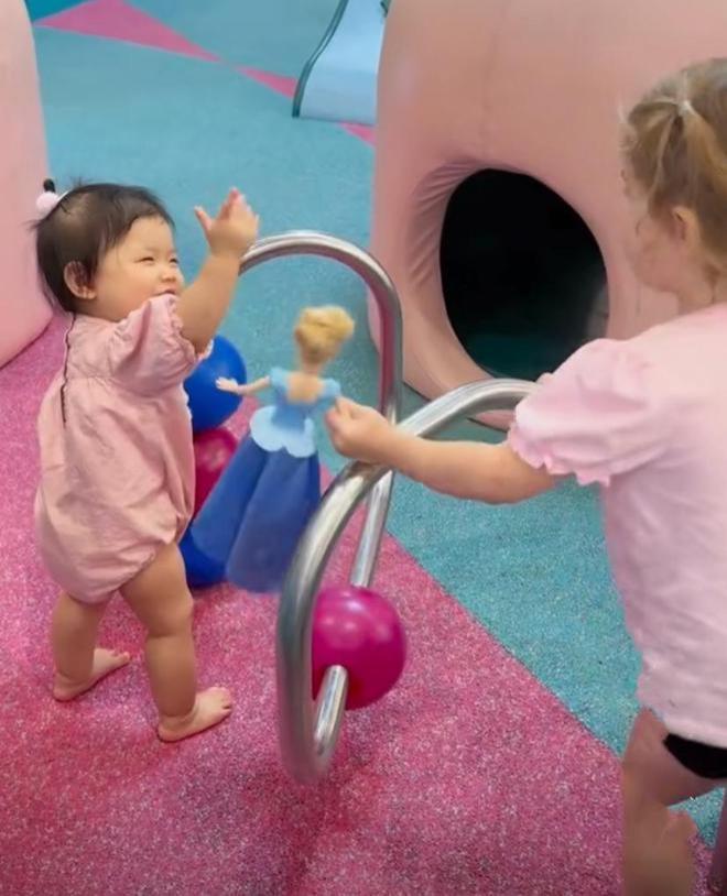 程晓玥9个月女儿已会走路，能听懂英文，与外国小朋友互动超有爱