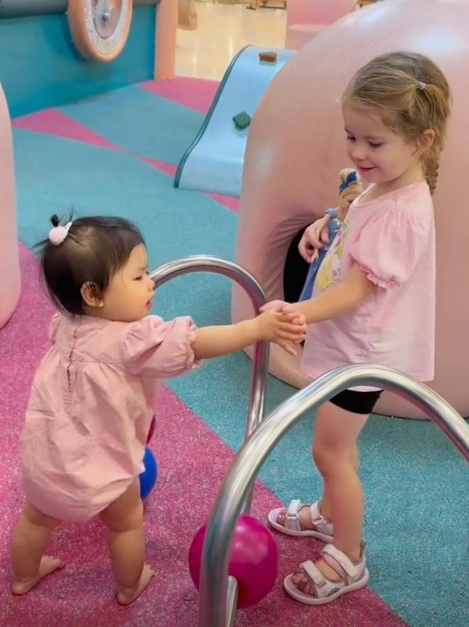 程晓玥9个月女儿已会走路，能听懂英文，与外国小朋友互动超有爱