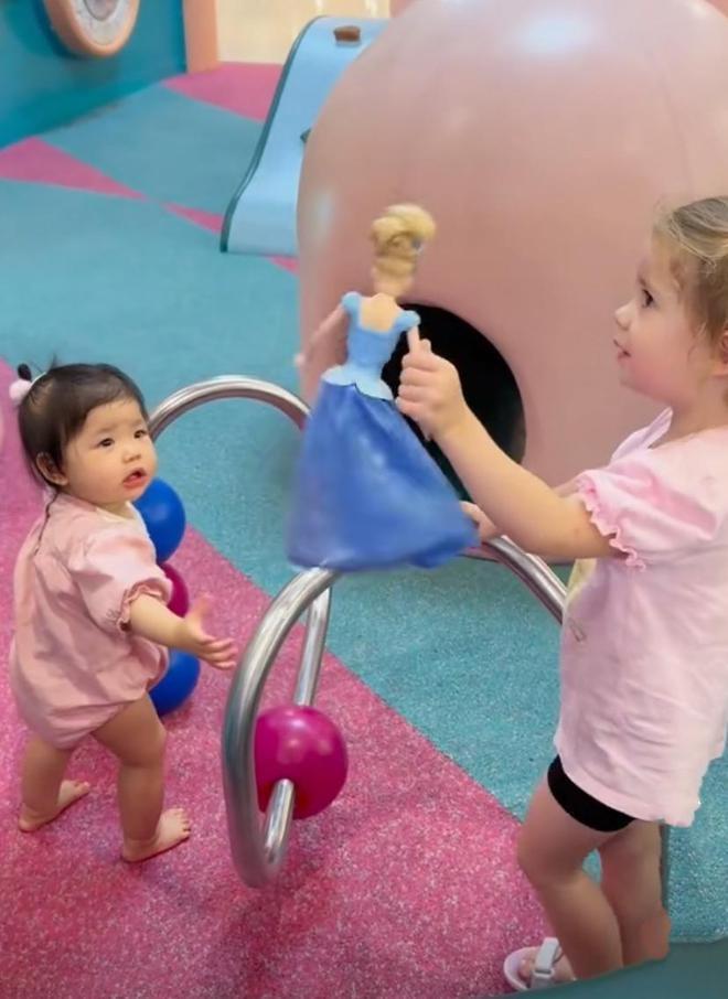 程晓玥9个月女儿已会走路，能听懂英文，与外国小朋友互动超有爱