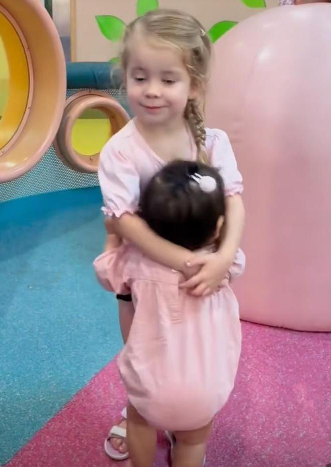 程晓玥9个月女儿已会走路，能听懂英文，与外国小朋友互动超有爱