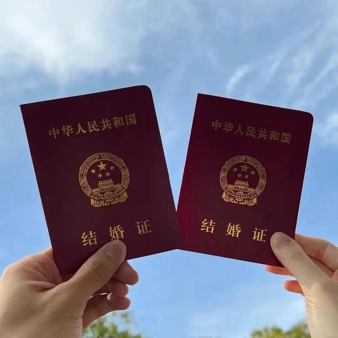 许魏洲约老婆外出聚餐挽手同行，结婚两年婚姻稳定幸福