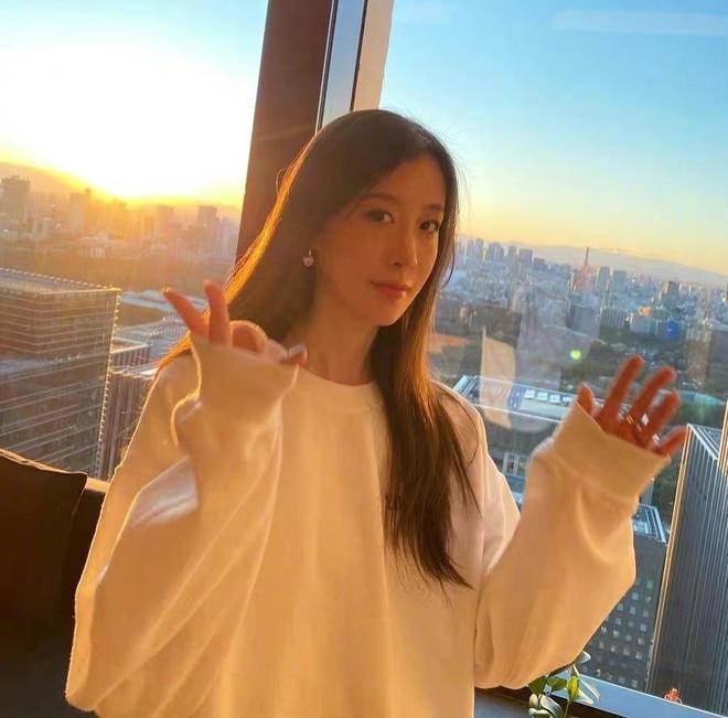 许魏洲约老婆外出聚餐挽手同行，结婚两年婚姻稳定幸福