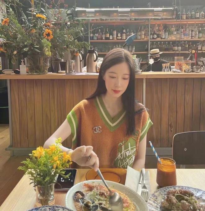 许魏洲约老婆外出聚餐挽手同行，结婚两年婚姻稳定幸福