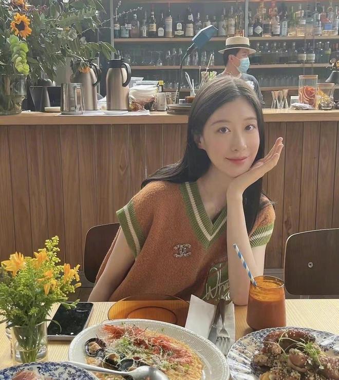 许魏洲约老婆外出聚餐挽手同行，结婚两年婚姻稳定幸福