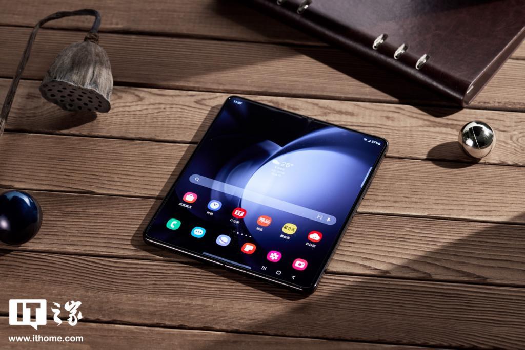 设计更方正，消息称三星 Galaxy Z Fold6 手机屏幕 R 角接近直角