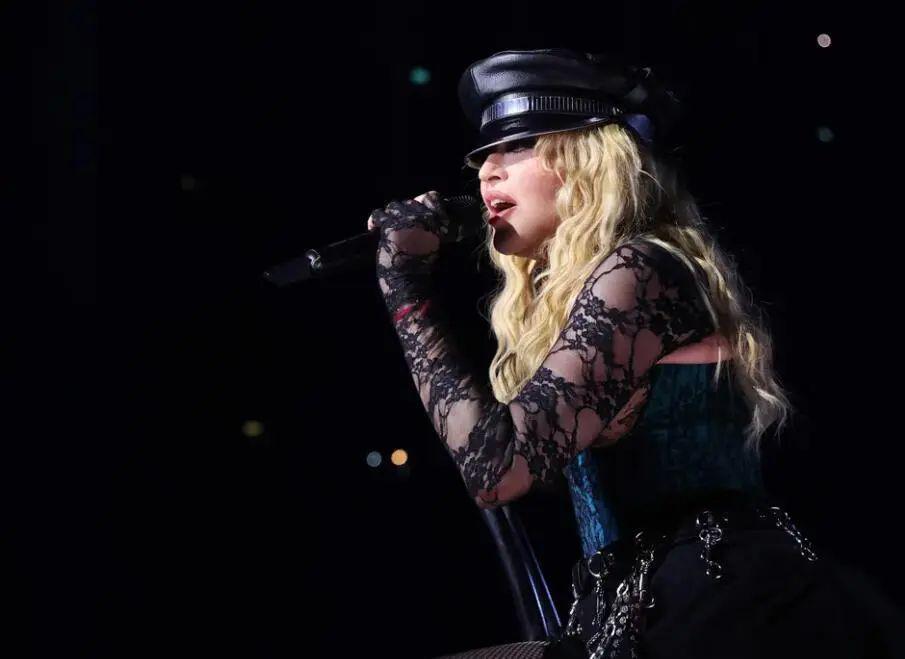 出事了！65岁麦当娜舞台上仰面摔倒！