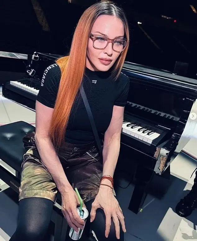 出事了！65岁麦当娜舞台上仰面摔倒！