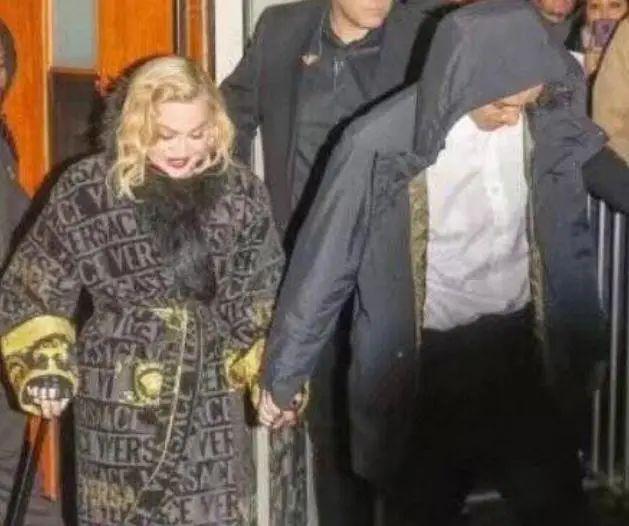 出事了！65岁麦当娜舞台上仰面摔倒！