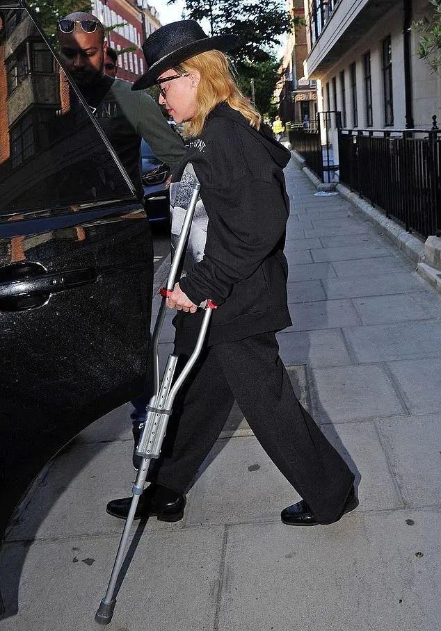 出事了！65岁麦当娜舞台上仰面摔倒！