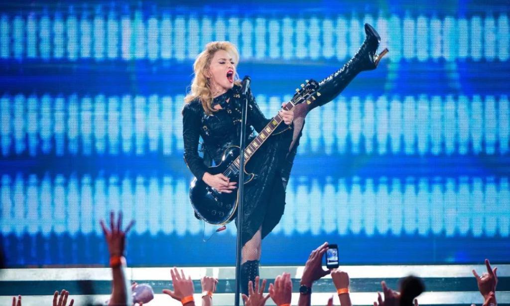 出事了！65岁麦当娜舞台上仰面摔倒！