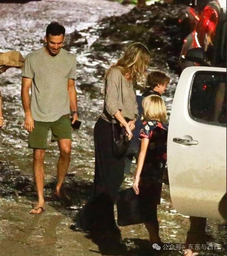 终于拍到她与小8岁男友情人节约会，换男友后她真是容光焕发