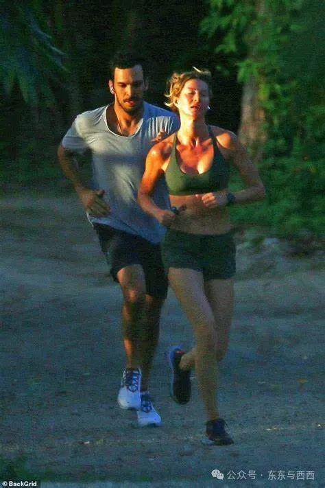 终于拍到她与小8岁男友情人节约会，换男友后她真是容光焕发